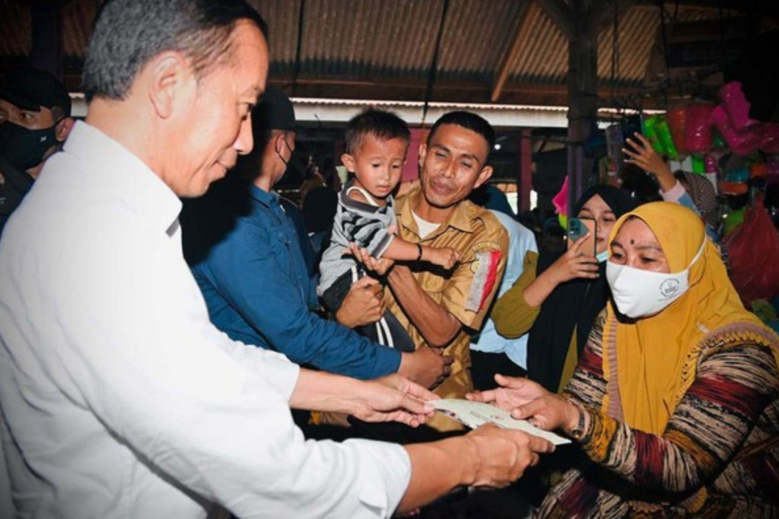 Demokrasi dalam Tekanan Ekonomi: Ketika Pilihan Politik Menjadi Strategi Bertahan Hidup